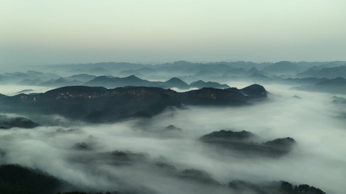 航拍山峦叠嶂雾气蓬勃