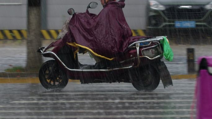 暴雨中骑电动车的男人一组【慢动作】