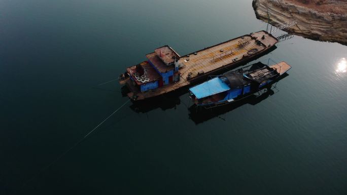 长江边停放的渔船