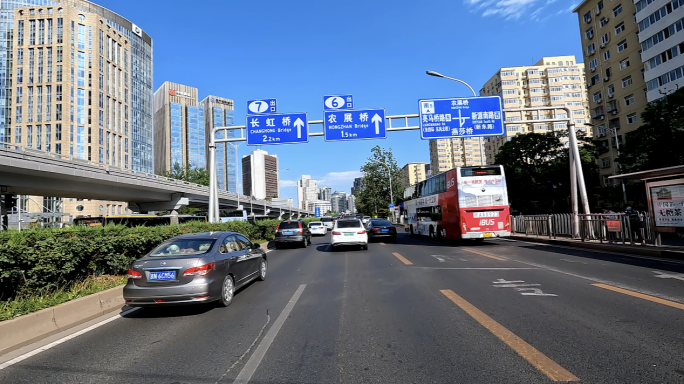北京东三环车辆行驶缓慢 行车视角