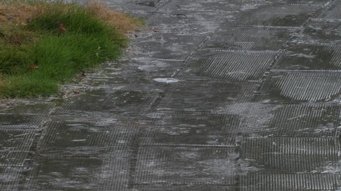 雨中街头地面雨点水花【慢动作】