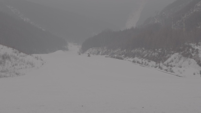 山地树林雪景滑雪场远景运镜