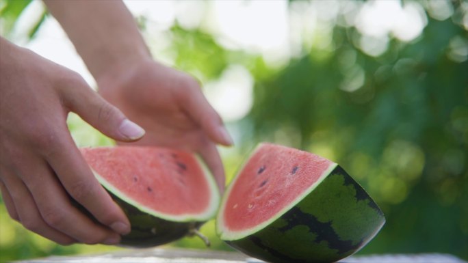 品尝西瓜夏天吃西瓜解暑炎热夏天唯美空镜