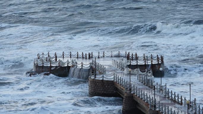 4k波涛汹涌的海面上震撼的狂风巨浪