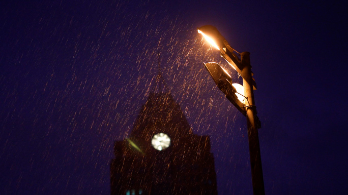 下雨路灯，逆光雨点