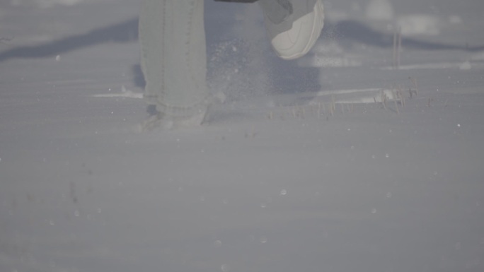 牛仔裤美女白鞋雪地小心谨慎行走1