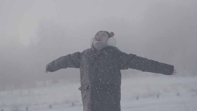 美女雪林山地扬起雪花展开双臂