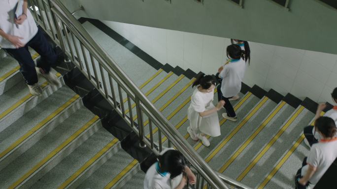 学校教学楼内行走的学生 上下楼梯的学生