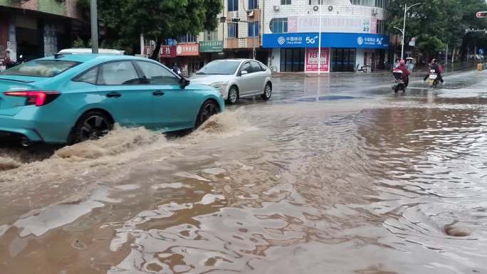 特大暴雨 水浸街 街道积水 市政设施落后