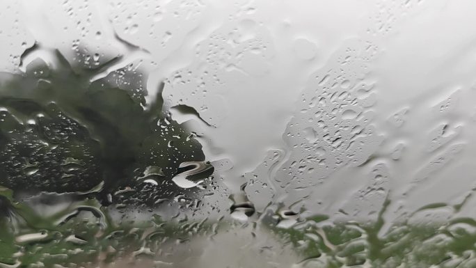 雨滴滑落