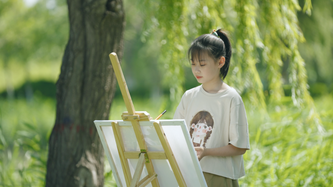 女孩在公园画画