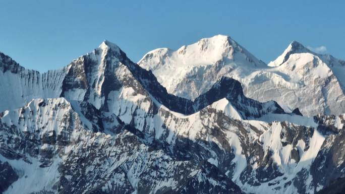 巍峨雪山