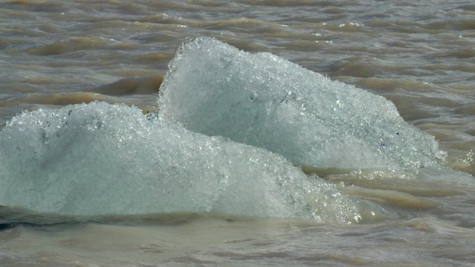 雪山融水