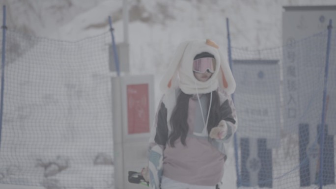 滑雪场游客可爱装束