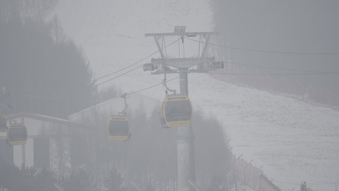 雪天滑雪场缆车内拍摄雪景