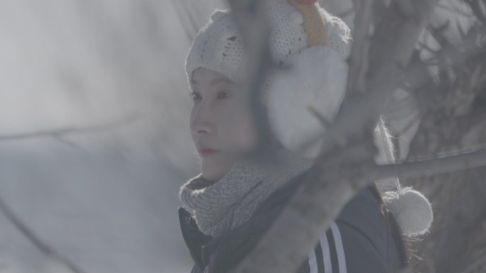 美女山地雪林欢快游玩看雪