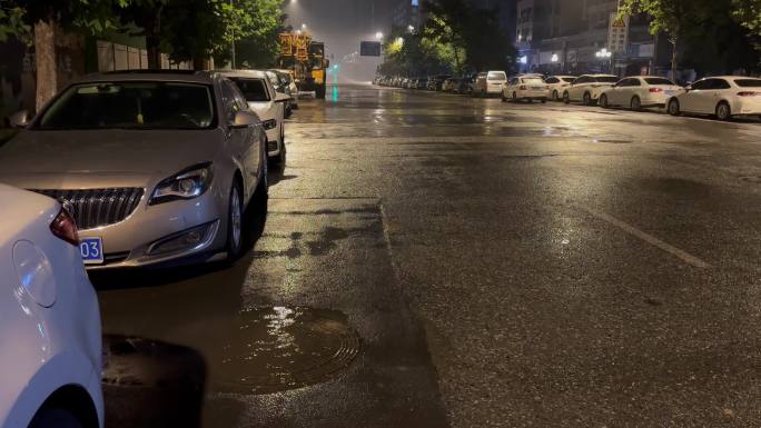 雨中的马路