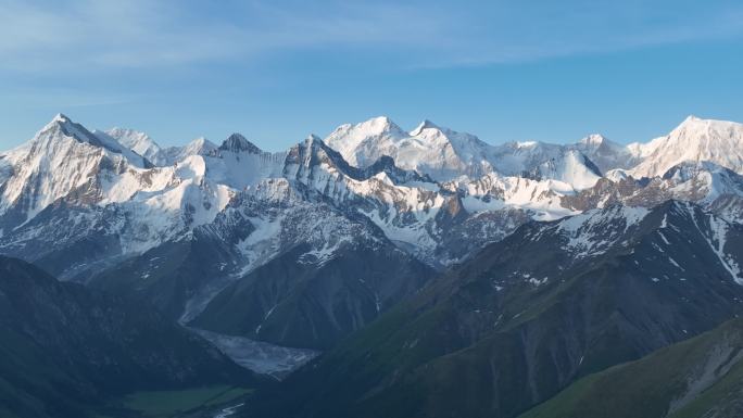 巍峨雪山