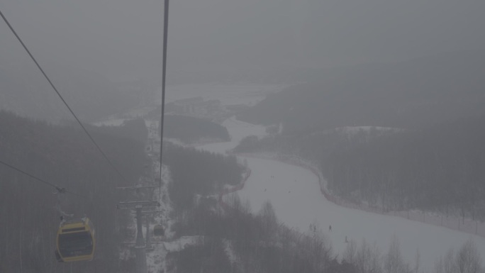 雪天滑雪场缆车内拍 爬升