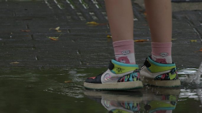 小女孩雨后踩水【50p】