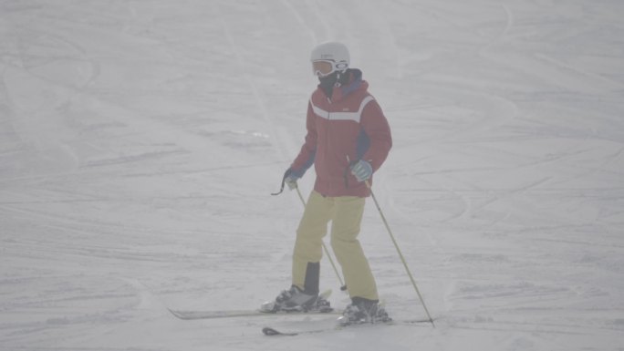 滑雪场游客滑雪体验