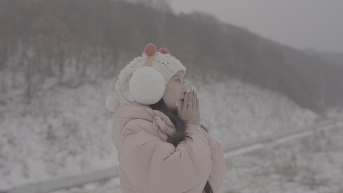 山林雪地羽绒服美女哈气近景1