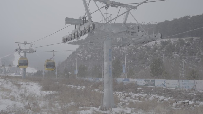 雪天滑雪场缆车外拍雪景