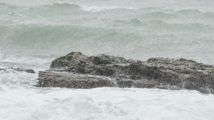 海浪拍打礁石 波涛海浪 暴雨