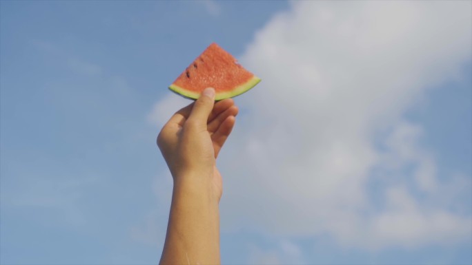 手拿西瓜朝向天空向往自由夏天吃西瓜小清新