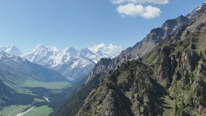 新疆伊犁夏塔蓝天白云航拍