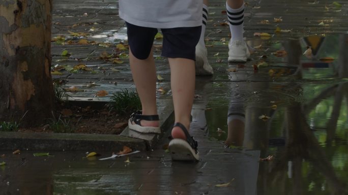 雨后街道两小朋友脚步02【50p】
