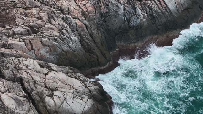 航拍海浪拍岸