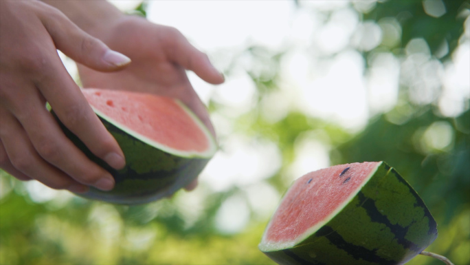 手捧西瓜放在桌子上夏天解暑炎热夏天吃西瓜