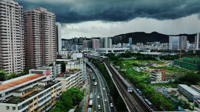 台风来临行驶的地铁列车