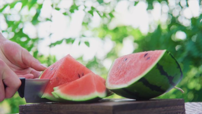 切西瓜吃西瓜唯美夏天空镜炎热夏天清凉一夏