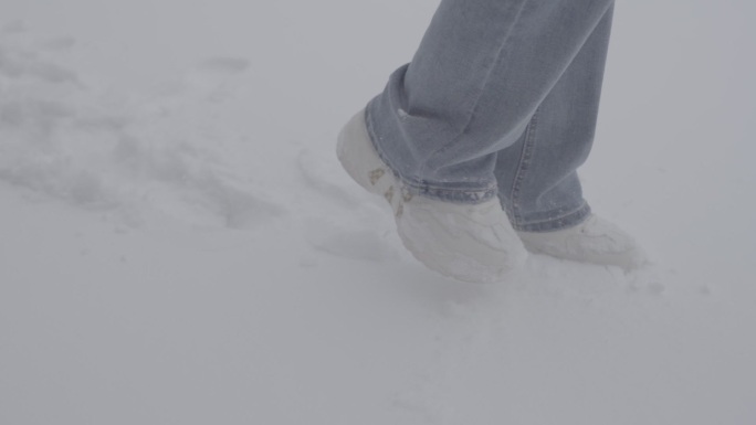 雪中牛仔裤美女踩雪前行特写2