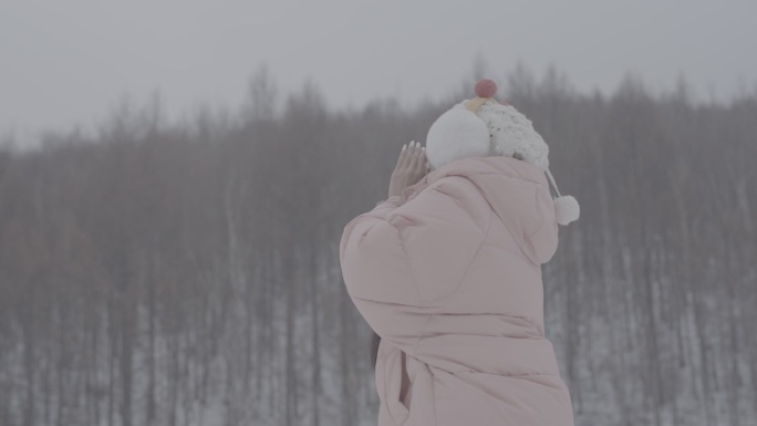 山林雪地羽绒服美女呼喊仰拍