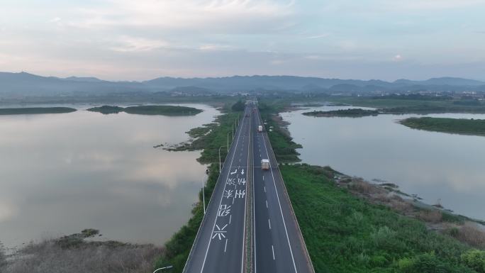 航拍浙江绍兴诸暨高速公路湖面水面货车车流