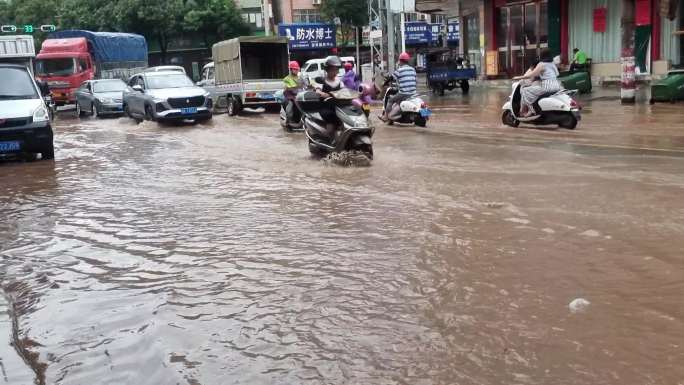 暴雨水浸街市政设施落后低洼地段积水严重