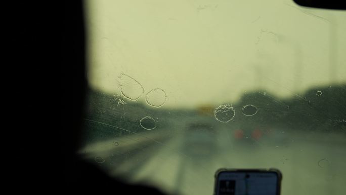 雨中行车雨刷器