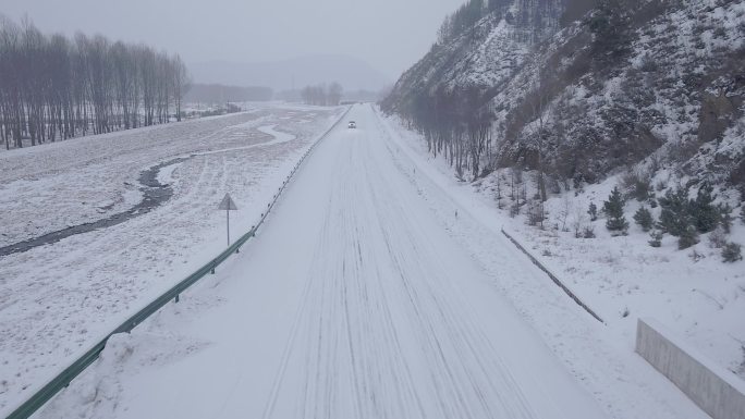 航拍美景雪景山林公路汽车行使