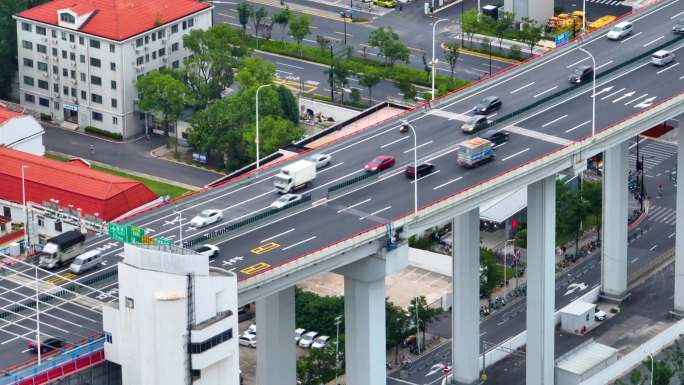 上海市浦东新区杨浦大桥城市车流交通船只船