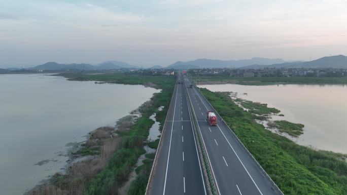 浙江绍兴诸暨绍诸高速公路早晨车流货车水面