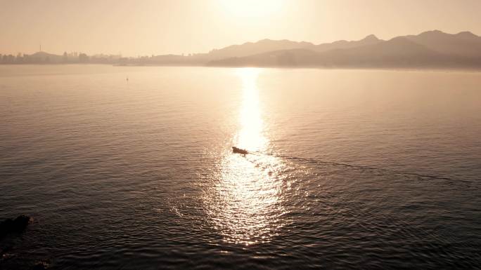 小船在夕阳的海面上航行