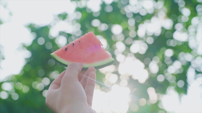 阳光穿过手指吃西瓜向往自由生活夏天炎热