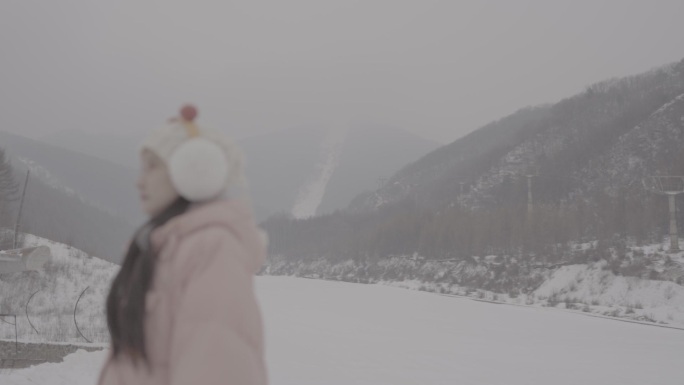 山林雪地羽绒服美女哈气横移