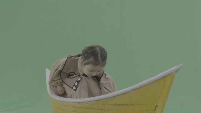绿幕小姑娘在木船