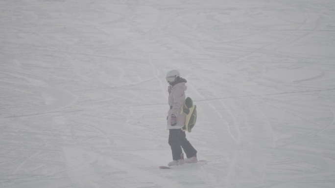 滑雪场女游客滑雪体验