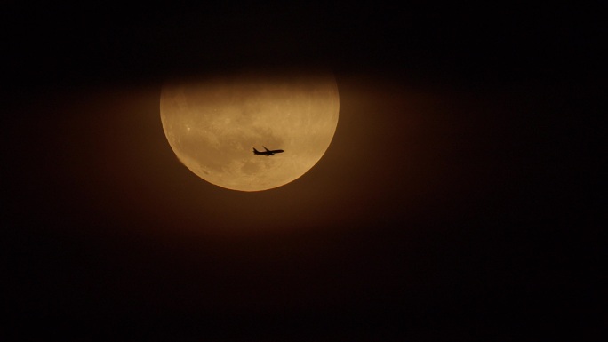 4K民航飞机穿过超级月亮