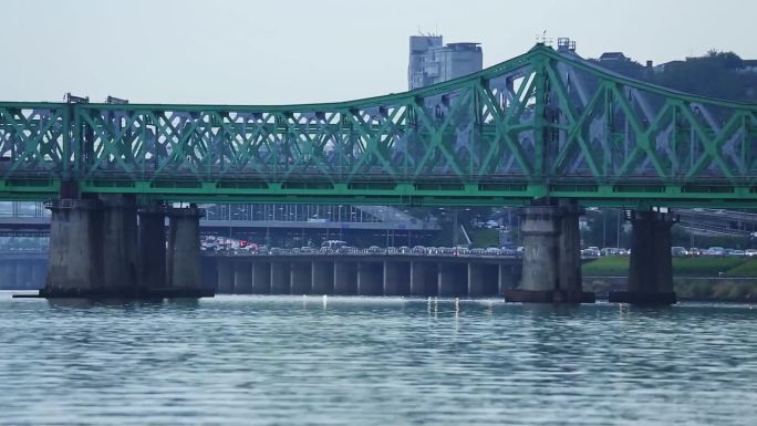 湖面行驶 波光粼粼 都市风光